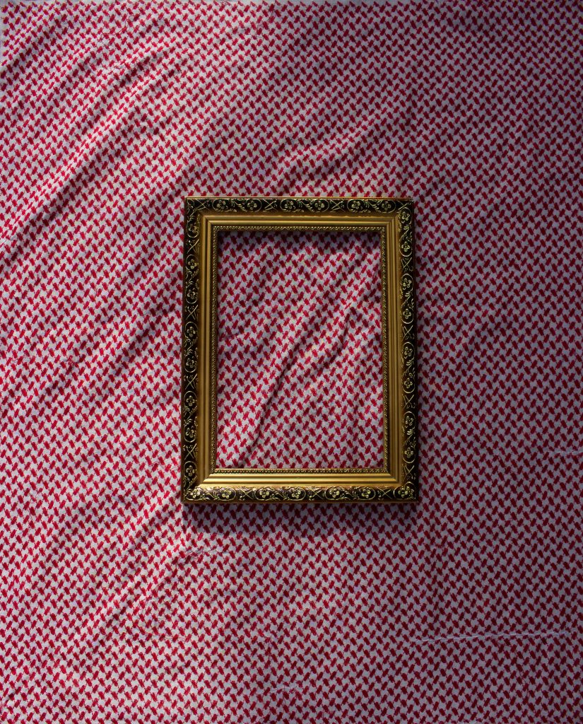 een frame op een bed