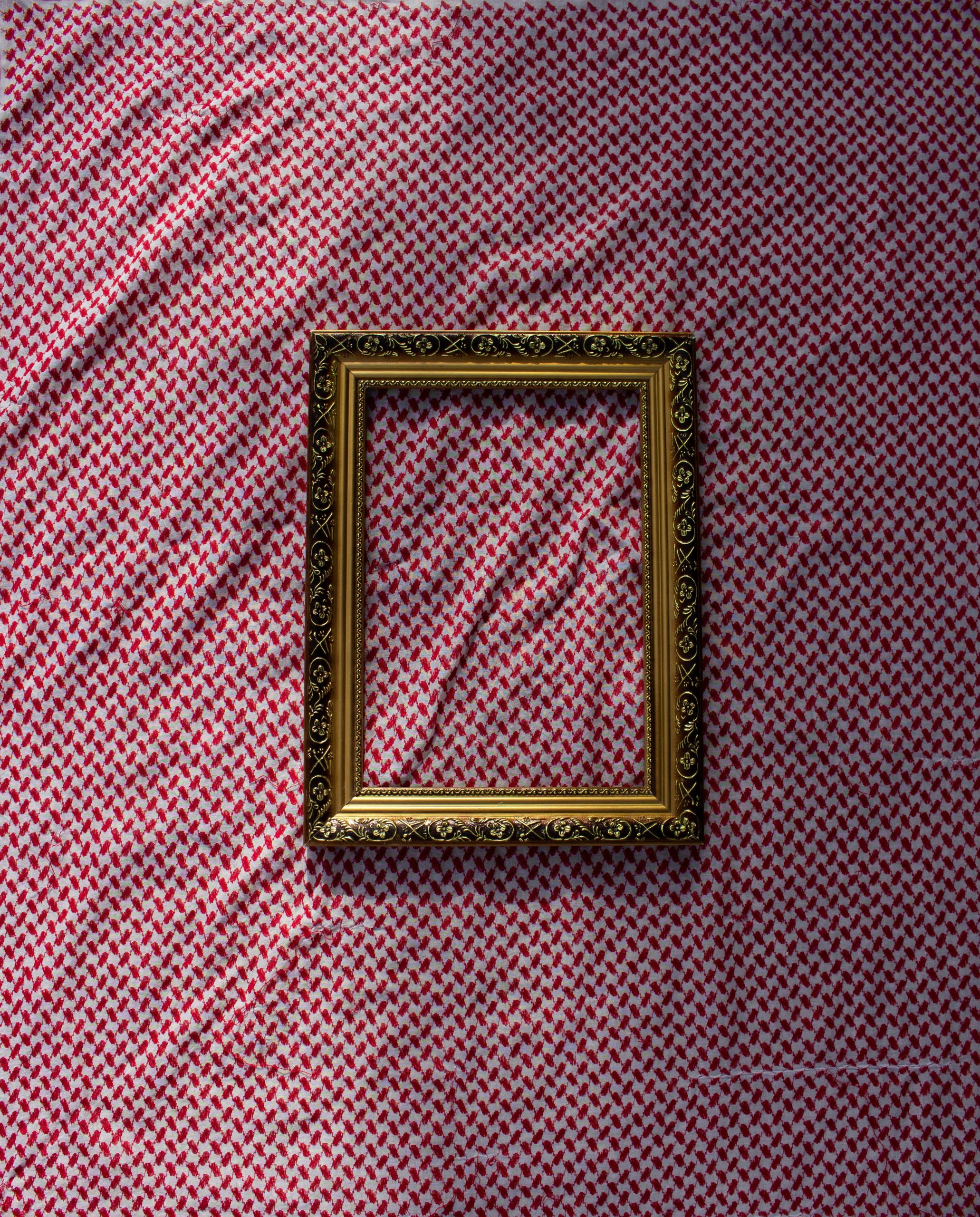abdulrahman-jamal-2eO7bInLdRs-unsplash een frame op een bed
